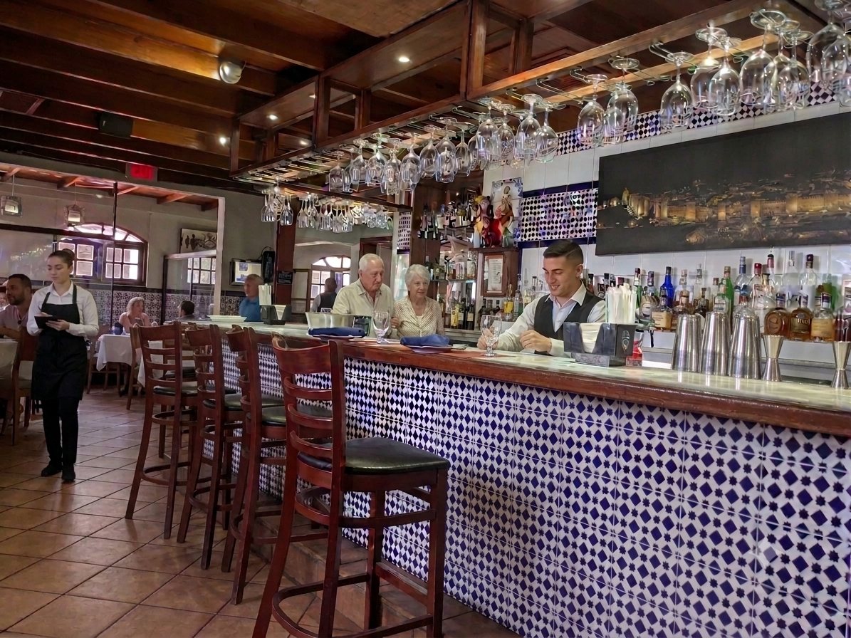 Barra y comedor del Restaurante Chotis en Avila en Hato Rey, San Juan